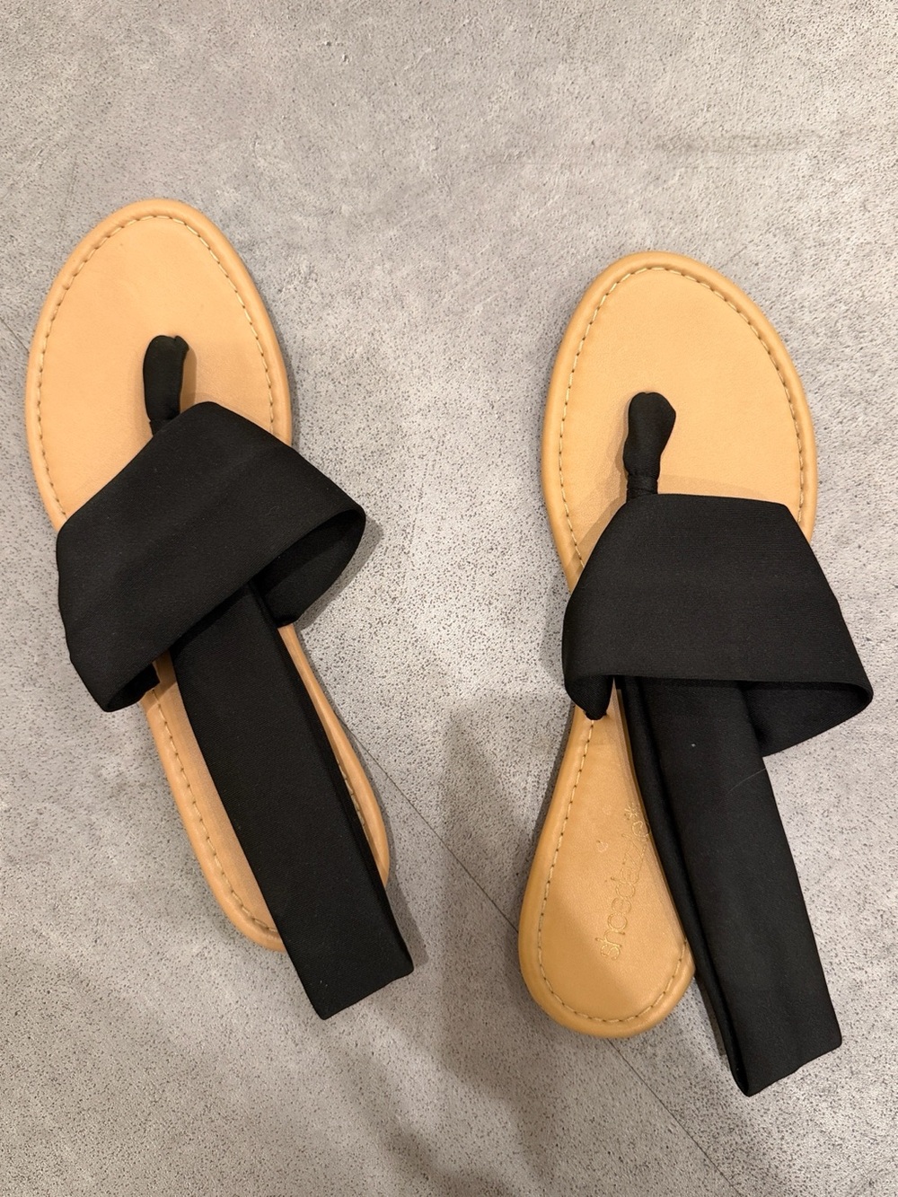 Black Strap Toe-Loop Sandals with Tan Footbed 🖤